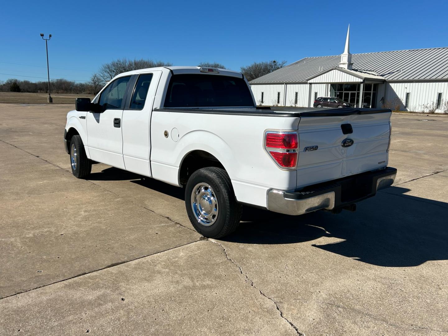 2014 White /Gray Ford F-150 (1FTEX1CM6EK) with an 3.7L V6 DOHC 24V engine, 6-Speed Automatic transmission, located at 17760 Hwy 62, Morris, OK, 74445, (918) 733-4887, 35.609104, -95.877060 - 2014 FORD F-150 XL SUPERCAB 8-ft. BED 2WD 3.7L V6 FEATURES KEYLESS REMOTE ENTRY, POWER LOCKS, POWER WINDOWS, AM/FM STEREO, SIRIUS XM STEREO, CD PLAYER, AUXILLARY PORT, CRUISE CONTROL, TRACTION CONTROL, MULTI-FUNCTIONING STEERING WHEEL CONTROLS. HAS 162,398 MILES WITH 235/75R17 TIRES. CLEAN TITLE AN - Photo#6